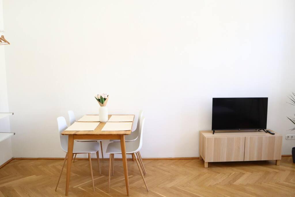 Bloom - Cozy Apartment, 5 Stops To City Center Wenen Buitenkant foto